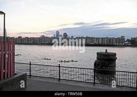 Personnes en kayak près de Rotherhithe pagayer vers Limehouse waterfront apartments sur la Tamise Angleterre UK KATHY DEWITT Banque D'Images