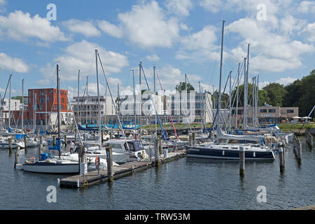 Marina avec Waterfront quarts, Priwall, Travemünde, Schleswig-Holstein, Allemagne Banque D'Images