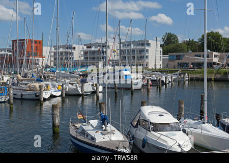 Marina avec Waterfront quarts, Priwall, Travemünde, Schleswig-Holstein, Allemagne Banque D'Images