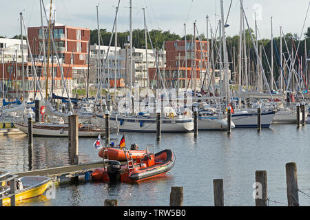 Marina avec Waterfront quarts, Priwall, Travemünde, Schleswig-Holstein, Allemagne Banque D'Images