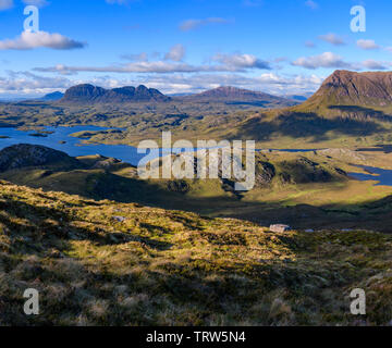 Vue du Stac Pollaidh à Sionascaig vers Loch, Suilven, Canisp, et Cul Mor, Assynt, Wester Ross et Surtherland, Highlands, Scotland Banque D'Images