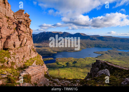 Vue du Stac Pollaidh en regardant vers le Loch Lurgainn, Sgorr Tuath et Eoin, Beinn un, Coigach Wester Ross, Highlands, Scotland Banque D'Images