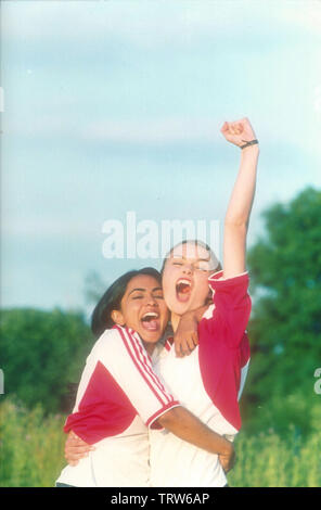 PARMINDER NAGRA et Keira Knightley dans BEND IT LIKE BECKHAM (2002). Copyright : Editorial uniquement. Pas de merchandising ou des couvertures de livres. C'est un document distribué au public. Les droits d'accès uniquement, aucune licence de droit d'auteur prévue. Seulement pour être reproduit dans le cadre de la promotion de ce film. Credit : PLIER LES FILMS/FILM COUNCIL/ROC MEDIA/HELKON MEDIA AG / Album Banque D'Images