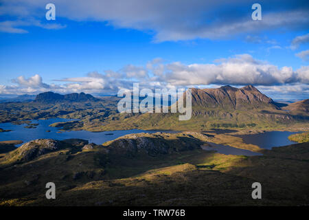 Vue du Stac Pollaidh à Sionascaig vers Loch, Suilven, Canisp, et Cul Mor, Wester Ross, Assynt et Sutherland, Highlands, Scotland Banque D'Images