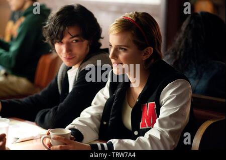 EMMA WATSON et EZRA MILLER DANS LES AVANTAGES D'ÊTRE UNE GIROFLÉE (2012). Copyright : Editorial uniquement. Pas de merchandising ou des couvertures de livres. C'est un document distribué au public. Les droits d'accès uniquement, aucune licence de droit d'auteur prévue. Seulement pour être reproduit dans le cadre de la promotion de ce film. Sommet : crédit LOISIRS / Album Banque D'Images