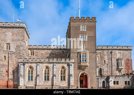 Une tour rectangulaire de couleur mauve fortifié avec de jolies maisons windows de l'entrée voûtée aux bâtiments principaux de Powderham Castle Banque D'Images