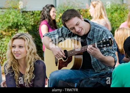 ALY MICHALKA ET SCOTT PORTER dans BANDSLAM (2009). Copyright : Editorial uniquement. Pas de merchandising ou des couvertures de livres. C'est un document distribué au public. Les droits d'accès uniquement, aucune licence de droit d'auteur prévue. Seulement pour être reproduit dans le cadre de la promotion de ce film. Sommet : crédit LOISIRS / REDIN, VAN / Album Banque D'Images