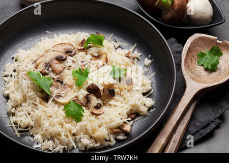 Risotto aux champignons délicieux habillé de fromage parmesan et le persil Banque D'Images