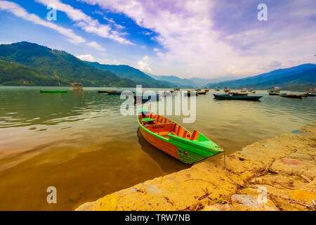 Bateaux à passagers Parking dans lac Phewa et un bateau école garée Lac Phewa Pokhara Népal Banque D'Images