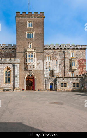 Une tour rectangulaire de couleur mauve fortifié avec de jolies maisons windows de l'entrée voûtée aux bâtiments principaux de Powderham Castle Banque D'Images