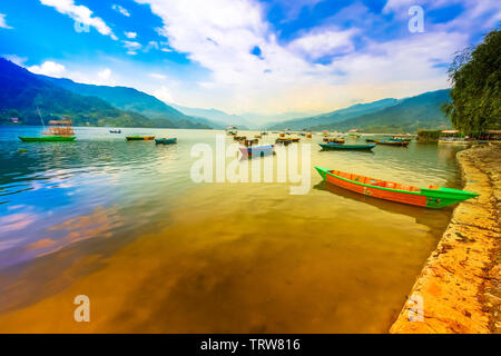 Bateaux à passagers Parking dans lac Phewa Coucher du soleil sur l'arrière-plan. Pokhara Népal Banque D'Images