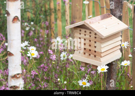 Fort d'insectes situé dans un jardin de fleurs sauvages pour encourager les insectes (faune) dans le jardin. UK Banque D'Images