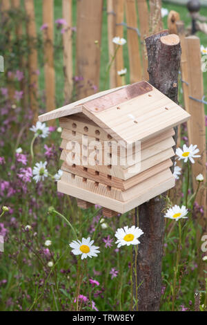 Fort d'insectes situé dans un jardin de fleurs sauvages pour encourager les insectes (faune) dans le jardin. UK Banque D'Images
