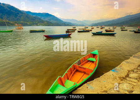 Bateaux à passagers Parking dans lac Phewa et un bateau école garée Lac Phewa Pokhara Népal Banque D'Images