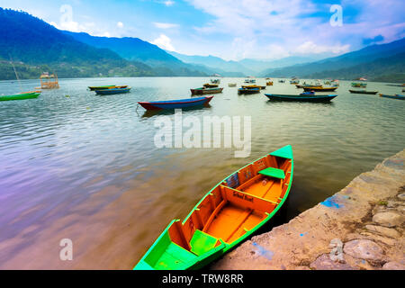 Bateaux à passagers Parking dans lac Phewa et un bateau école garée Lac Phewa Pokhara Népal Banque D'Images