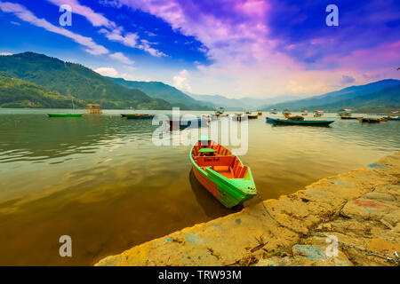 Bateaux à passagers Parking dans lac Phewa et un bateau école garée Lac Phewa Pokhara Népal Banque D'Images