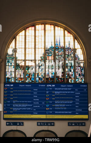 La Ville de Luxembourg, Luxembourg - 18 mai 2019 : départ du train et vitraux à l'intérieur de la Gare de Luxembourg, la gare est la principale rai Banque D'Images