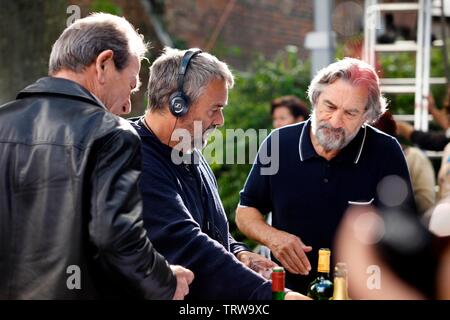 ROBERT DE NIRO , Tommy Lee Jones et Luc BESSON DANS LA FAMILLE (2013). Copyright : Editorial uniquement. Pas de merchandising ou des couvertures de livres. C'est un document distribué au public. Les droits d'accès uniquement, aucune licence de droit d'auteur prévue. Seulement pour être reproduit dans le cadre de la promotion de ce film. Credit : EUROPACORP / Album traduit par c. Pugieux Banque D'Images