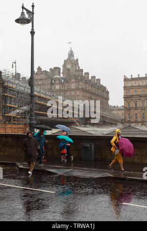 Edimbourg, Ecosse. UK. 12 juin. 2019. Météo UK. Capital d'Édimbourg est pluvieux et venteux, fortes pluies devraient venir aujourd'hui et demain. Pako Mera/Alamy Live News Banque D'Images