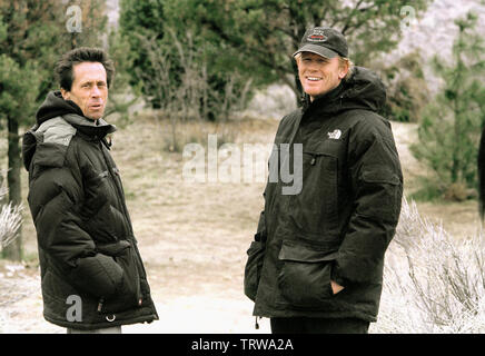 RON Howard et Brian Grazer DANS LES DISPARUS (2003). Copyright : Editorial uniquement. Pas de merchandising ou des couvertures de livres. C'est un document distribué au public. Les droits d'accès uniquement, aucune licence de droit d'auteur prévue. Seulement pour être reproduit dans le cadre de la promotion de ce film. Credit : Columbia Pictures / REED, ELI / Album Banque D'Images