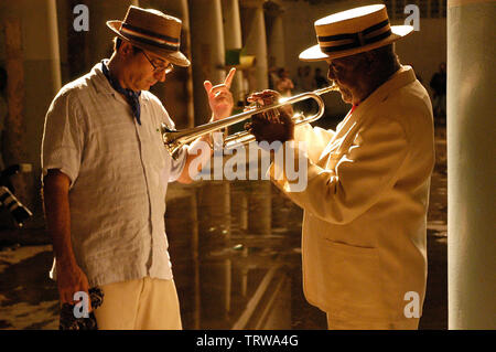 ANDY GARCIA et ALFREDO ARMENTEROS dans la ville perdue (2005). Copyright : Editorial uniquement. Pas de merchandising ou des couvertures de livres. C'est un document distribué au public. Les droits d'accès uniquement, aucune licence de droit d'auteur prévue. Seulement pour être reproduit dans le cadre de la promotion de ce film. Credit : Lions Gate Films/CINESON ENTERTAINMENT/PLATINUM EQUITY // CALZADA, FERNADO / Album Banque D'Images