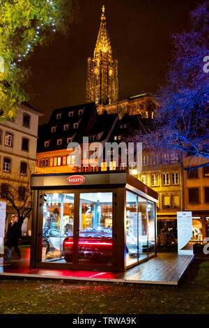 Voiture Bugatti Chiron sur l'affichage en vitrine, immense Cathédrale illuminée, nuit, Strasbourg, Alsace, France, Europe, Banque D'Images