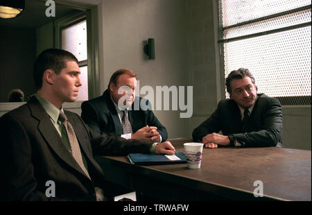 ANSON MOUNT , Robert De Niro et George Dzundza dans CITY BY THE SEA (2002). Copyright : Editorial uniquement. Pas de merchandising ou des couvertures de livres. C'est un document distribué au public. Les droits d'accès uniquement, aucune licence de droit d'auteur prévue. Seulement pour être reproduit dans le cadre de la promotion de ce film. Credit : SEABREEZA PROD. INC. / CARUSO, Phillip / Album Banque D'Images