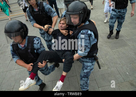 Moscou, Russie. 12 juin 2019, les agents de police détenir des gens pendant une manifestation en soutien de la journaliste russe Ivan qui Golunov a été libéré plus tôt de la garde en Moscou, Russie le 12 juin 2019. Golunov, qui travaille pour le portail d'actualités en ligne Meduza, a été arrêté le 6 juin 2019 dans le centre de Moscou, le soupçon de trafic de drogue Banque D'Images