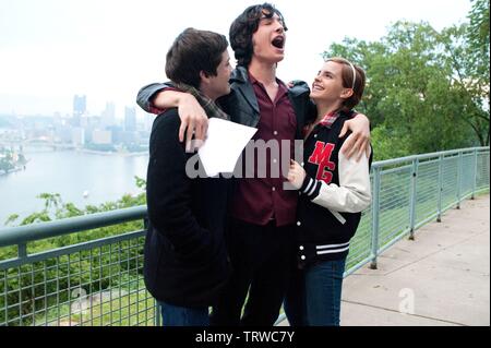 EMMA WATSON , LOGAN LERMAN et EZRA MILLER DANS LES AVANTAGES D'ÊTRE UNE GIROFLÉE (2012). Copyright : Editorial uniquement. Pas de merchandising ou des couvertures de livres. C'est un document distribué au public. Les droits d'accès uniquement, aucune licence de droit d'auteur prévue. Seulement pour être reproduit dans le cadre de la promotion de ce film. Sommet : crédit LOISIRS / Album Banque D'Images