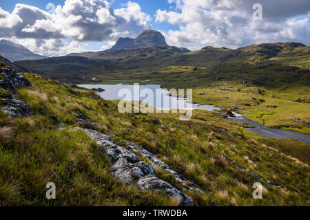 Suilven et Loch na h-Airigh Fraoich le long du sentier de Glencanisp Lodge, Assynt, Sutherland, Highlands, Scotland Banque D'Images