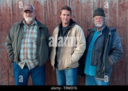 GORDON PINSENT , Brendan Gleeson et TAYLOR KITSCH DANS LA GRANDE SÉDUCTION (2013). Copyright : Editorial uniquement. Pas de merchandising ou des couvertures de livres. C'est un document distribué au public. Les droits d'accès uniquement, aucune licence de droit d'auteur prévue. Seulement pour être reproduit dans le cadre de la promotion de ce film. Credit : MADMAN ENTERTAINMENT / Album Banque D'Images