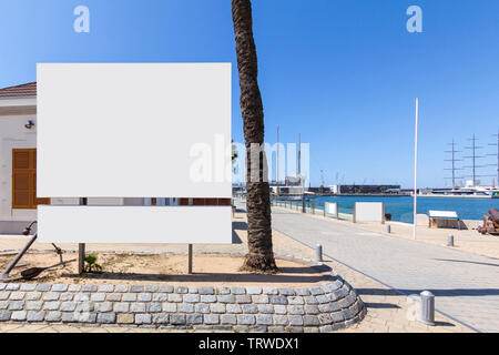 Blank billboard des maquettes à côté de la mer Banque D'Images