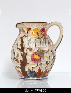 Arbre indien peint à la cruche poterie par H J Bois de Staffordshire Banque D'Images