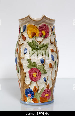 Arbre indien peint à la cruche poterie par H J Bois de Staffordshire Banque D'Images