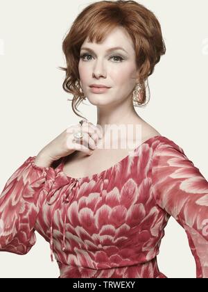 CHRISTINA HENDRICKS dans Mad Men (2007). Copyright : Editorial uniquement. Pas de merchandising ou des couvertures de livres. C'est un document distribué au public. Les droits d'accès uniquement, aucune licence de droit d'auteur prévue. Seulement pour être reproduit dans le cadre de la promotion de ce film. Crédit : American Movie Classics (AMC)/RADICAL MEDIA / Album Banque D'Images