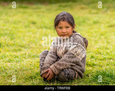 Cuzco, Pérou - 30 avril, 2019. Un enfant pose pour la photo à une école locale Banque D'Images