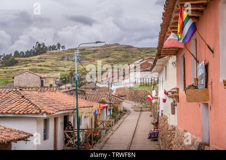 Hillside street de Cuzco, Pérou en montagne dans l'arrière-plan Banque D'Images