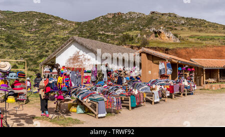 La population péruvienne vendant des produits locaux au site pittoresque pour les touristes Banque D'Images