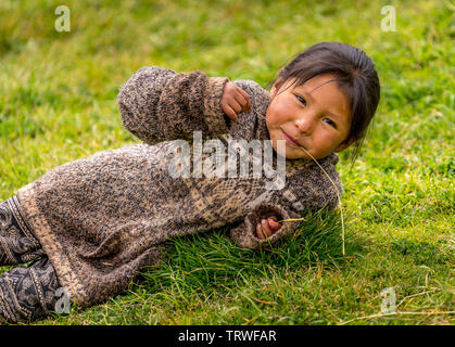 Cuzco, Pérou - 30 avril, 2019. Un enfant pose pour la photo à une école locale Banque D'Images