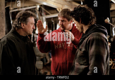 ROBERT DE NIRO , MICHAEL CATON-JONES et James Franco EN VILLE PAR LA MER (2002). Copyright : Editorial uniquement. Pas de merchandising ou des couvertures de livres. C'est un document distribué au public. Les droits d'accès uniquement, aucune licence de droit d'auteur prévue. Seulement pour être reproduit dans le cadre de la promotion de ce film. Credit : SEABREEZA PROD. INC. / CARUSO, Phillip / Album Banque D'Images