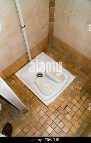 Toilettes squat, Lido Adriano, Ravenne, Émilie-Romagne, Italie Banque D'Images