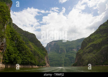 Le Canyon du Sumidero, est un canyon étroit et profond, situé à 5 km de Tuxtla Gutiérrez, capitale de l'état du Chiapas, au Mexique, au sein du gouvernement municipal Banque D'Images