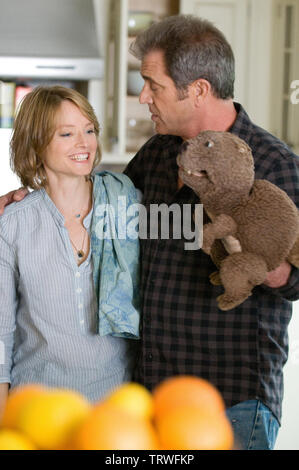 JODIE FOSTER et Mel Gibson dans THE BEAVER (2011). Copyright : Editorial uniquement. Pas de merchandising ou des couvertures de livres. C'est un document distribué au public. Les droits d'accès uniquement, aucune licence de droit d'auteur prévue. Seulement pour être reproduit dans le cadre de la promotion de ce film. Credit : Icône Entertainment International / Album Banque D'Images