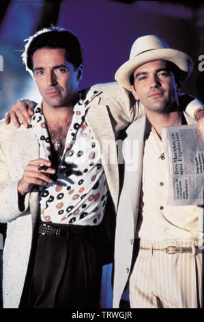 ARMAND ASSANTE et Antonio Banderas dans les Mambo Kings (1992). Copyright : Editorial uniquement. Pas de merchandising ou des couvertures de livres. C'est un document distribué au public. Les droits d'accès uniquement, aucune licence de droit d'auteur prévue. Seulement pour être reproduit dans le cadre de la promotion de ce film. Credit : WARNER BROS/CANAL PLUS/REGENCY/ALCOR / Album Banque D'Images