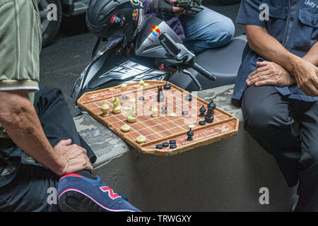 Les hommes chinois thaï chinois jeu de dames au Siam Road Bangkok Banque D'Images