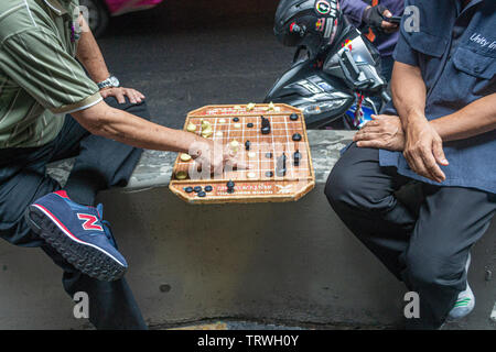 Les hommes chinois thaï chinois jeu de dames au Siam Road Bangkok Banque D'Images