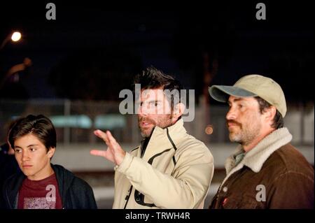 DEMIAN LE BICHIR , Chris Weitz et JOSE JULIAN EN UNE VIE MEILLEURE (2011) -Titre original : UNE VIE MEILLEURE-. Copyright : Editorial uniquement. Pas de merchandising ou des couvertures de livres. C'est un document distribué au public. Les droits d'accès uniquement, aucune licence de droit d'auteur prévue. Seulement pour être reproduit dans le cadre de la promotion de ce film. Credit : France 2 Cinéma / Album Banque D'Images