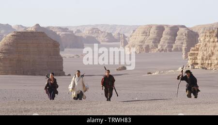 JACKIE CHAN , JET LI , Michael Angarano et YIFEI LIU DANS LE ROYAUME INTERDIT (2008). Copyright : Editorial uniquement. Pas de merchandising ou des couvertures de livres. C'est un document distribué au public. Les droits d'accès uniquement, aucune licence de droit d'auteur prévue. Seulement pour être reproduit dans le cadre de la promotion de ce film. Credit : CASEY SILVER PRODUCTIONS/CHINE CO-PRODUCTION FILMS CORP. / Album Banque D'Images