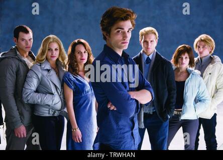 NIKKI REED , Robert Pattinson , Peter Facinelli , KELLAN LUTZ , Elizabeth Reaser , ASHLEY GREENE et Jackson Rathbone de Twilight (2008). Copyright : Editorial uniquement. Pas de merchandising ou des couvertures de livres. C'est un document distribué au public. Les droits d'accès uniquement, aucune licence de droit d'auteur prévue. Seulement pour être reproduit dans le cadre de la promotion de ce film. Credit : IMPRINT ENTERTAINMENT/MAVERICK FILMS/SUMMIT ENTERTAINMENT/ / Album Banque D'Images
