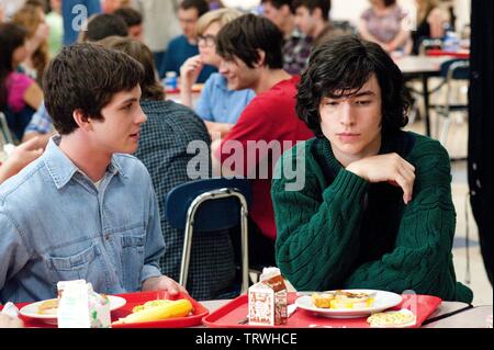 LOGAN LERMAN et EZRA MILLER DANS LES AVANTAGES D'ÊTRE UNE GIROFLÉE (2012). Copyright : Editorial uniquement. Pas de merchandising ou des couvertures de livres. C'est un document distribué au public. Les droits d'accès uniquement, aucune licence de droit d'auteur prévue. Seulement pour être reproduit dans le cadre de la promotion de ce film. Sommet : crédit LOISIRS / Album Banque D'Images